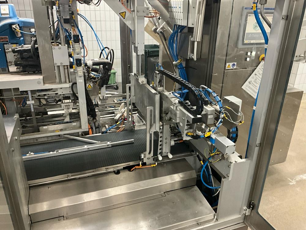 2010 Tetra Pak Cardboard packer 32
